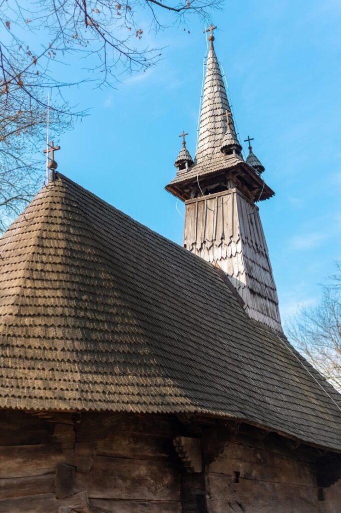 Importanța restaurării corecte a acoperișurilor de biserici vechi
