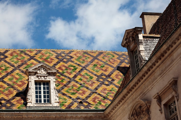Ce înseamnă o restaurare „manuală” în cazul acoperișurilor de patrimoniu